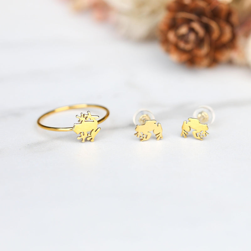 Dainty gold ring with a small crouching frog sitting on a very thin band (3 of 12)