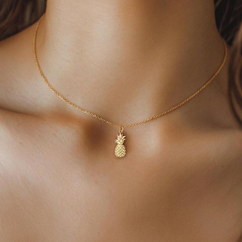 Small pineapple pendant with leaf crown on a thin gold chain (4 of 12)