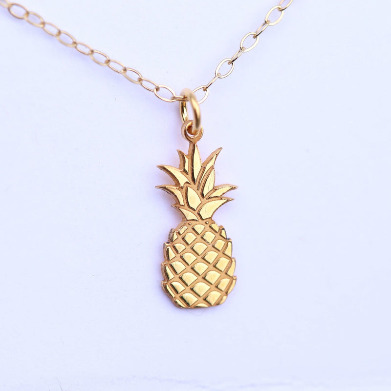 Small pineapple pendant with leaf crown on a thin gold chain (5 of 12)
