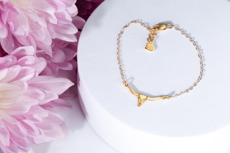 Fine gold chain bracelet with a small longhorn steer head charm (4 of 8)
