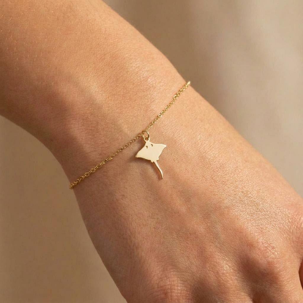 Fine gold bracelet with a small flat stingray charm and lobster clasp (2 of 6)