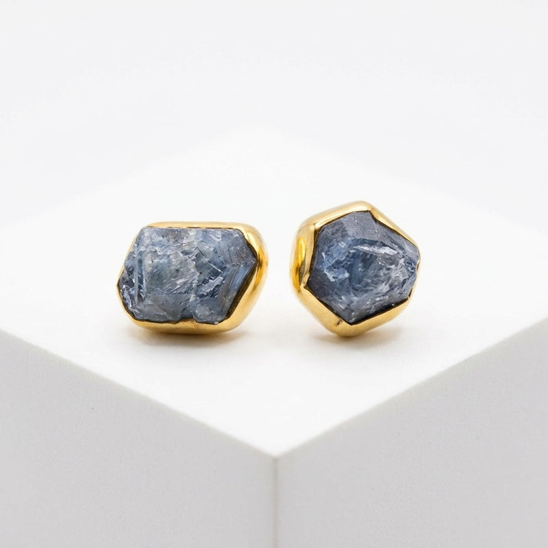 Ringcrush Raw Sapphire Stud Earrings, 24k gold (photo 7)